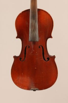 un vieux violon avec un archet accroché à son dos