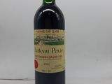 une bouteille de vin posée sur une table