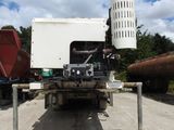 un camion garé sur un terrain en terre battue