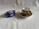 deux tasses et soucoupes sont posées sur une nappe blanche