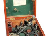 une vieille caisse en bois contenant de nombreux outils