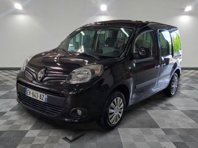 la photo d'une petite camionnette noire garée dans un garage