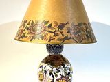 une lampe posée sur une table à côté d'une lampe