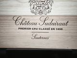 une boîte en bois portant une étiquette