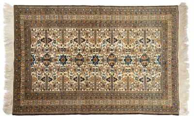 un tapis persan ancien avec un motif floral et des franges