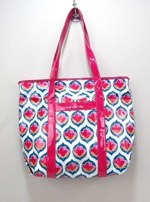 un sac blanc et rose orné de cœurs, suspendu à un crochet