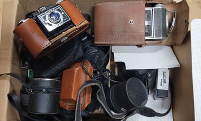 une boîte contenant différents types d'appareils photo