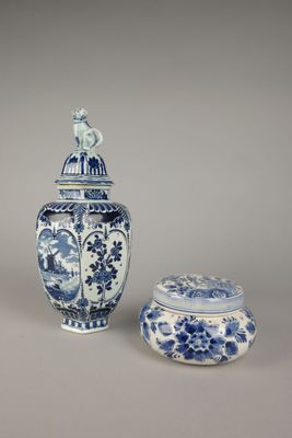 deux vases bleus et blancs et une petite boîte posés sur une table