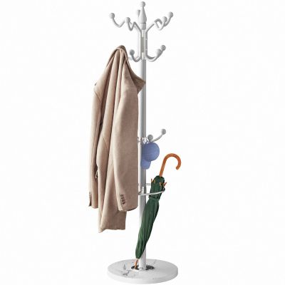 un porte-manteau sur lequel sont posés un parapluie et un cintre