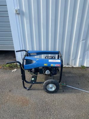 une photo d'un générateur portable bleu posé contre le mur d'un bâtiment