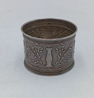 une coupe ancienne en argent ornée d'un motif sur le bord
