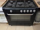une cuisinière noire à quatre feux dans une cuisine