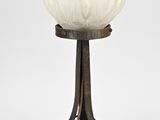 une photo d'une lampe de table sur laquelle repose une boule en verre blanc