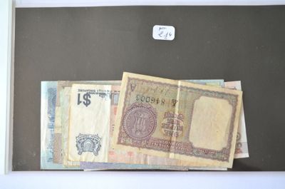 une photo montrant une liasse de billets dans une boîte