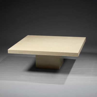 un gros plan d'une table en bois avec un piètement carré