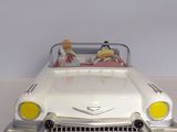 une voiture jouet posée sur une table