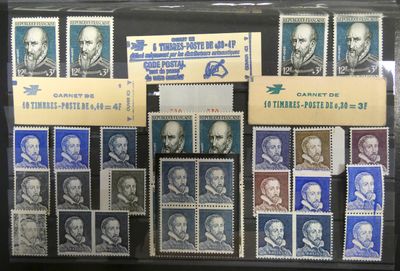 les timbres sont exposés dans une vitrine, et il y en a beaucoup