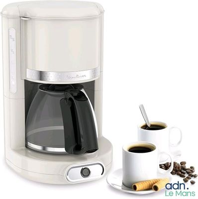 une cafetière avec une tasse de café à côté
