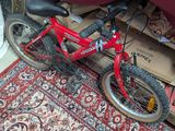 un vélo rouge posé par terre
