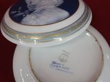 une assiette blanche sur laquelle est représenté un homme