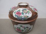 un bol marron et blanc orné d'un motif floral