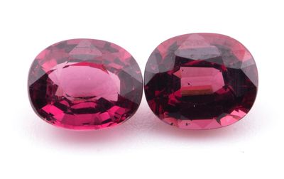 une paire de pierres précieuses ovales en tourmaline rose