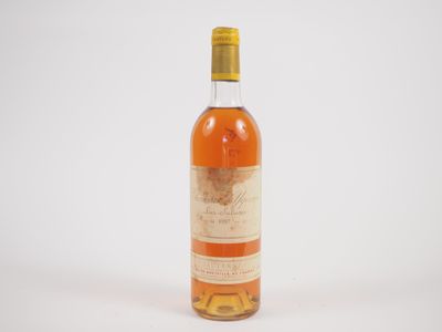 une bouteille de vin posée sur une surface blanche