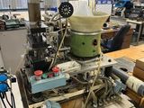 une machine placée au milieu d'une pièce