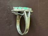 une bague en argent sertie d'une pierre verte