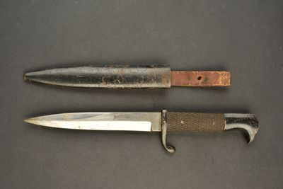 two knives that are laying side by side on a table