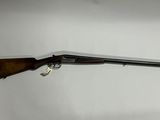 un fusil de chasse posé sur une surface blanche