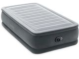 le matelas gonflable est fixé sur le côté du lit