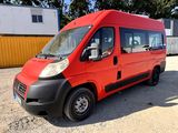 une camionnette rouge garée sur un parking