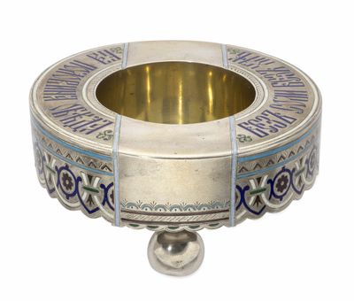 une assiette en argent ornée d'un motif bleu et blanc