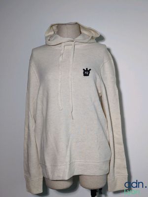 sweat à capuche orné d'une couronne brodée sur la poitrine, présenté sur un mannequin