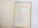 un livre ouvert sur lequel figure une liste de choses