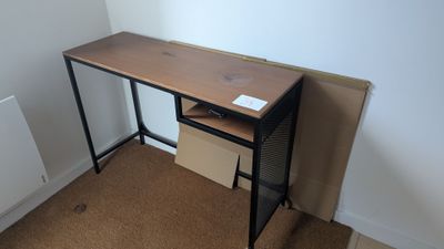 un bureau surmonté d'un ordinateur dans une pièce