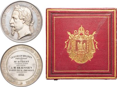 gros plan d'un livre surmonté d'une pièce de monnaie