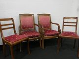 trois chaises en bois avec un revêtement rouge, un revêtement rouge, un revêtement rouge, un revêtement rouge, un revêtement rouge, un revêtement rouge, un revêtement rouge, un revêtement rouge, un revêtement rouge