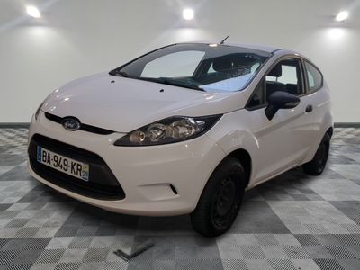 la voiture blanche est garée sur un sol en damier dans le garage