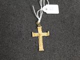 un gros plan d'une croix à laquelle est accrochée une étiquette