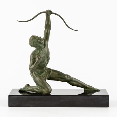 sculpture en bronze représentant un homme tenant un arc, posée sur un socle en marbre