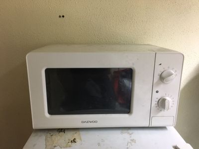 un micro-ondes posé sur un four à micro-ondes