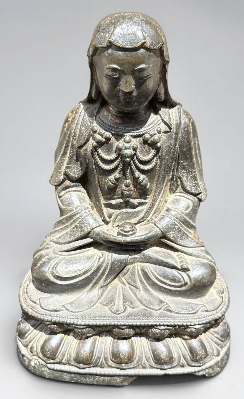 Statue en bronze à patine sombre avec traces de dorures Chine - Epoque Ming,probablement 16 ème H : 30 cm poids 5 kg ...
