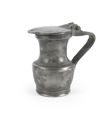 Petite cruche couverte en étain