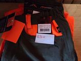 un sac posé sur une étagère