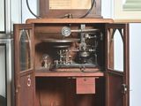 une petite armoire surmontée d'un miroir