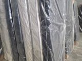 de nombreux matelas emballés dans du plastique dans un entrepôt