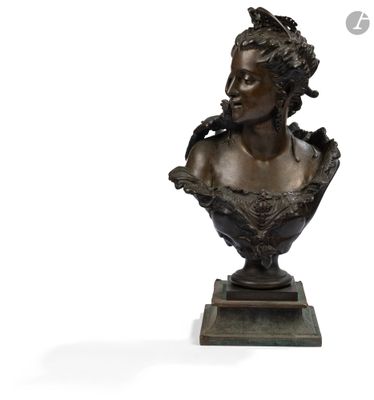 buste en bronze représentant une femme avec un oiseau sur l'épaule