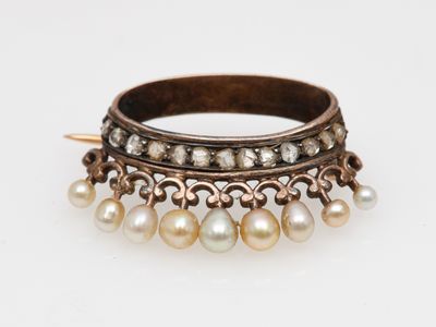 un gros plan d'un bracelet orné de perles